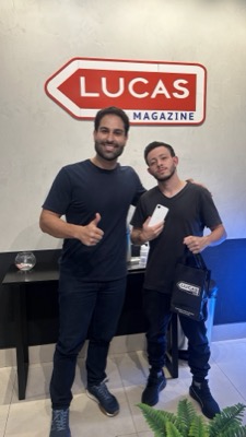 Cliente retirando o aparelho na Lucas Magazine Tech em Inhumas